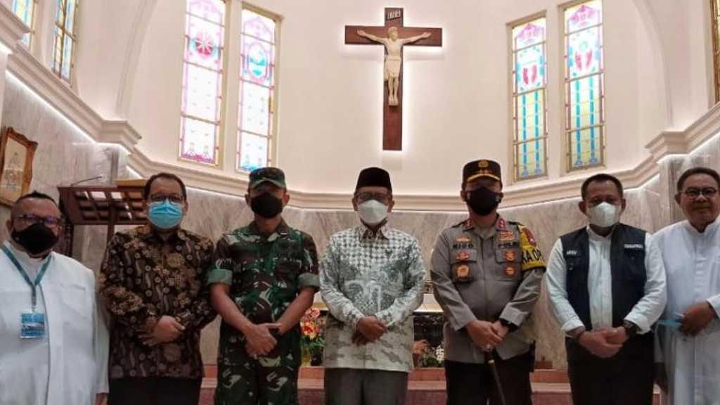 Tinjau Langsung Sejumlah Gereja, Menko Polhukam Pastikan Ibadah Natal Berjalan dengan Aman