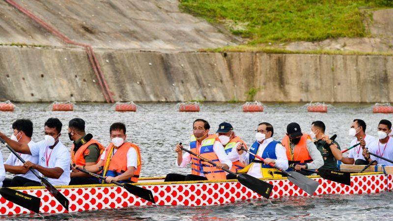 Begini Momen Presiden Jokowi Dayung Perahu Naga di Bendungan Ladongi