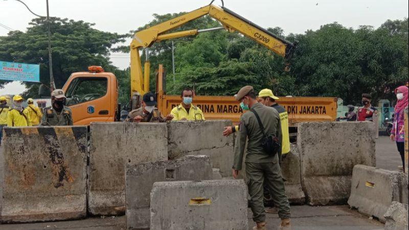 Cegah Kerumunan saat Tahun Baru, Petugas Tutup Kawasan BKT di Jakarta Timur