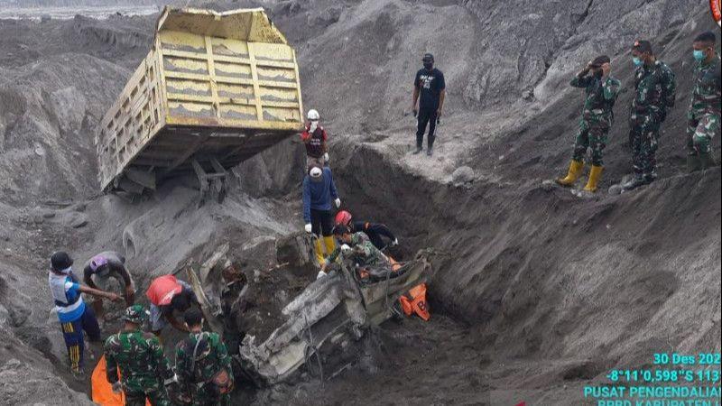 Jenazah Ayah dan Anak Korban Erupsi Semeru Ditemukan, Tertimbun Saat Sedang Bekerja Menambang Pasir