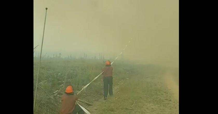 Niat Hati Ingin Padamkan Tornado Api, Tapi Lihat yang Terjadi pada Selang Tim Damkar Ini