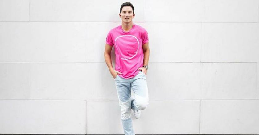 Mike Lewis Pamer Kemesraan dengan Model Asal Bali