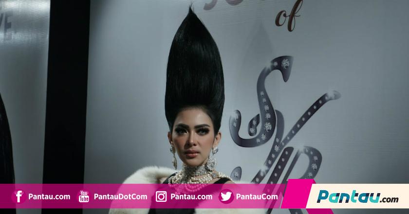 Begini Penampakan Jambul Khatulistiwa Syahrini di Konser 10 Tahun Berkarir