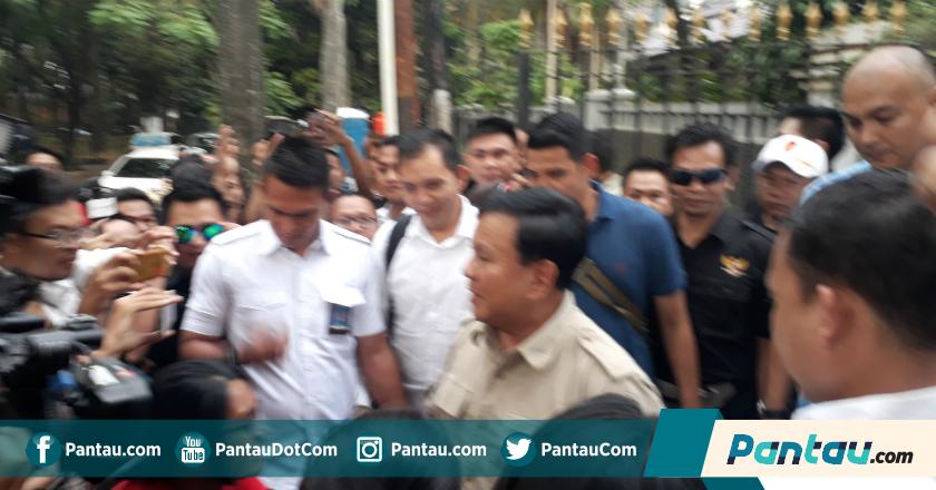 Tiba di Kediamannya, Prabowo Disambut Teriakan 'Prabowo Presiden'