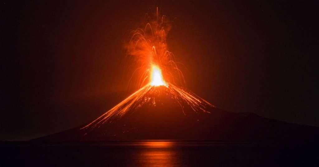Gunung Anak Krakatau Keluarkan 44 kali Letusan