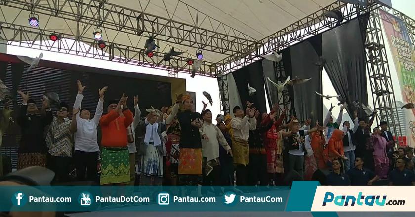 Dianggap Simbol Pemilu Kedamaian, Pasangan Capres-Cawapres Lepas Burung Merpati