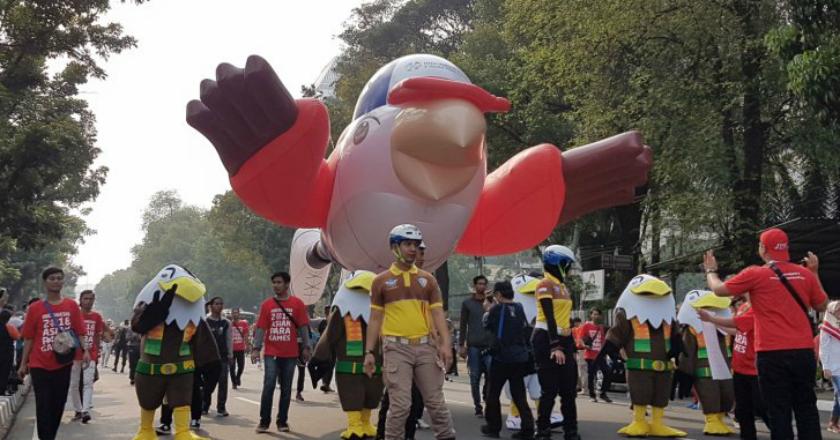 Saat Momo, Maskot Asian Para Games 2018 Terbang di Kawasan Merdeka Selatan