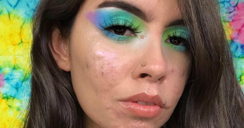 Tak Malu, Make Up Artis Ini Malah Tunjukkan Jerawatnya dengan Cara Unik