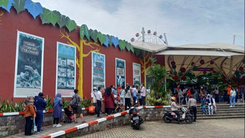 Sejumlah Anjungan TMII Dipadati Pengunjung saat Libur Tahun Baru, Ada yang dari Bogor dan Banten