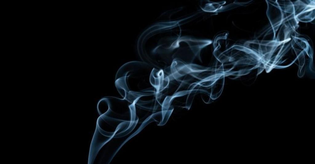 Bikin Geram, Dua Sejoli Ini Merokok Sambil Berkendara Abunya Kena Wajah Orang