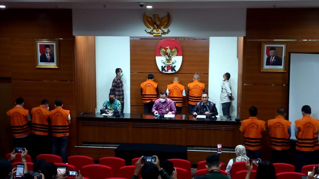 Penampakan Wali Kota Bekasi Rahmat Effendi Pakai Baju Tahanan KPK