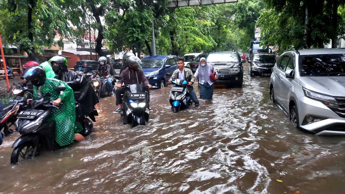 Hujan Deras Guyur Jakarta, Beberapa Ruas Jalan Tergenang Banjir