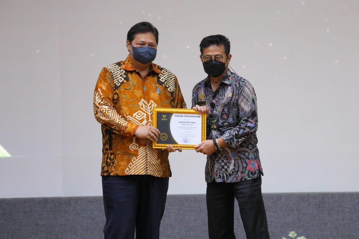 Capaian Penyaluran KUR Tertinggi 2021, Menko Airlangga Berikan Penghargaan Kepada Mentan SYL