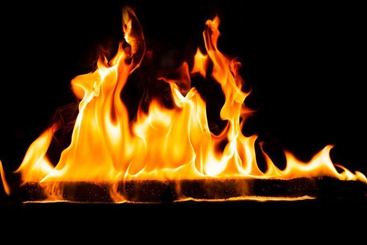 Mobil Parkir di Gedung DPR Terbakar Hebat