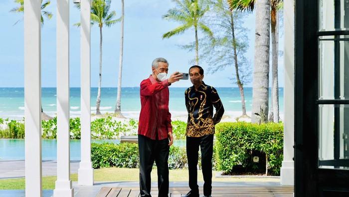 Kompak Banget, Jokowi dan PM Singapura Lee Hsien Loong Foto Selfie di Pantai Shancaya Resort Bintan