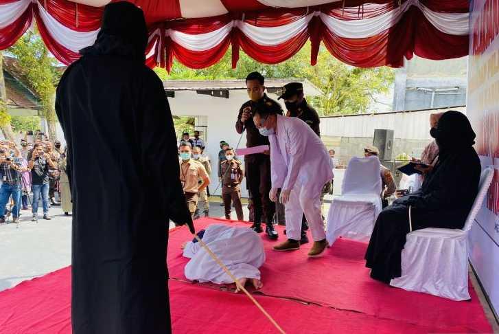 Vonis 100 Cambukan, Baru Dicambuk 17 Kali Terpidana Zina Ambruk