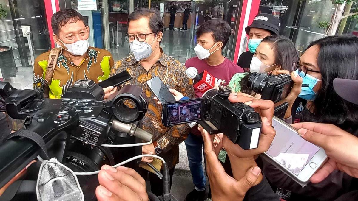 Ubedilah ke KPK Bawa Dokumen Penting soal Dugaan KKN Gibran dan Kaesang