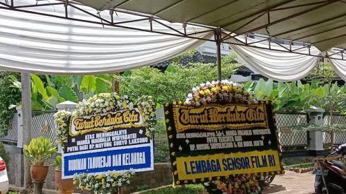 Para Pelayat Masih Berdatangan ke Rumah Duka Nurul Arifin