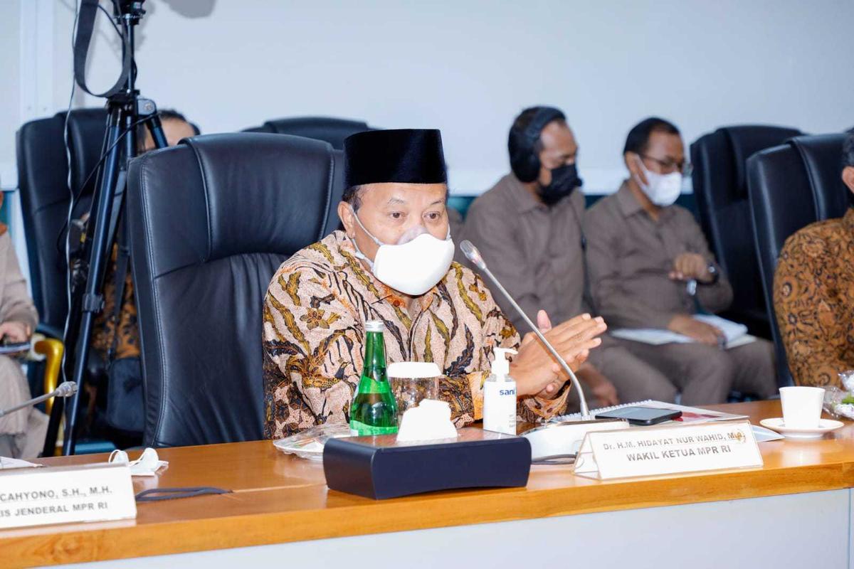 HNW Tolak Pengkaitan Radikalisme Dengan Masjid Dan Pesantren