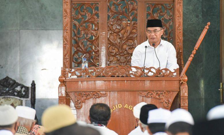Hukum Khatib Angkat Telepon saat Khotbah Jumat