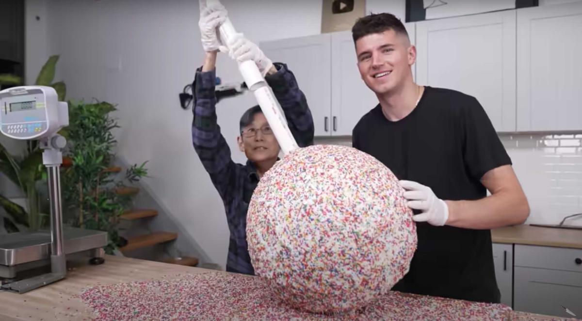 Wow! Ada Cake Pop Terbesar di Dunia, Sanggup Habisinnya?