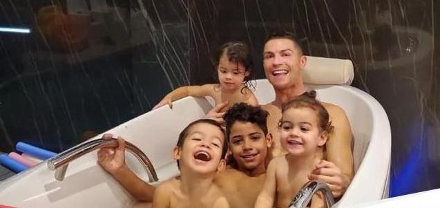 Wuih Hebat, Ronaldo belum Izinkan Anaknya Punya Handphone Sendiri