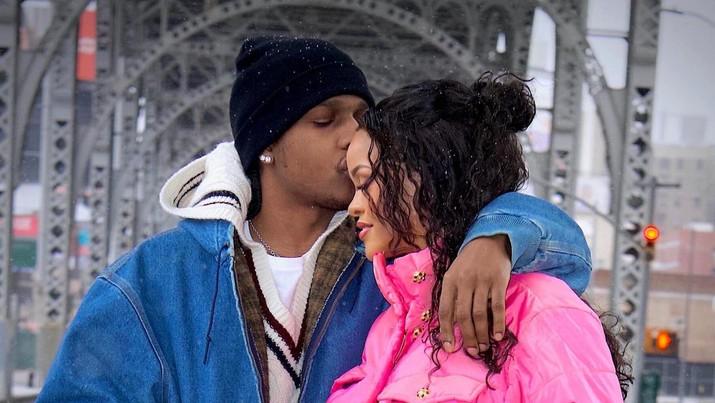 Hamil Anak Pertama, Rihanna Pamer Baby Bump