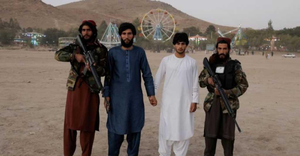 Para Pejuang Taliban Dilarang Bawa Senjata Ke Taman Hiburan