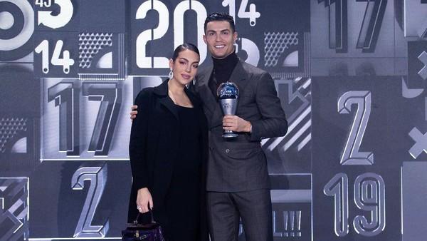 Pacar Ronaldo Pernah Bingung Pakai Baju Kelewat Seksi