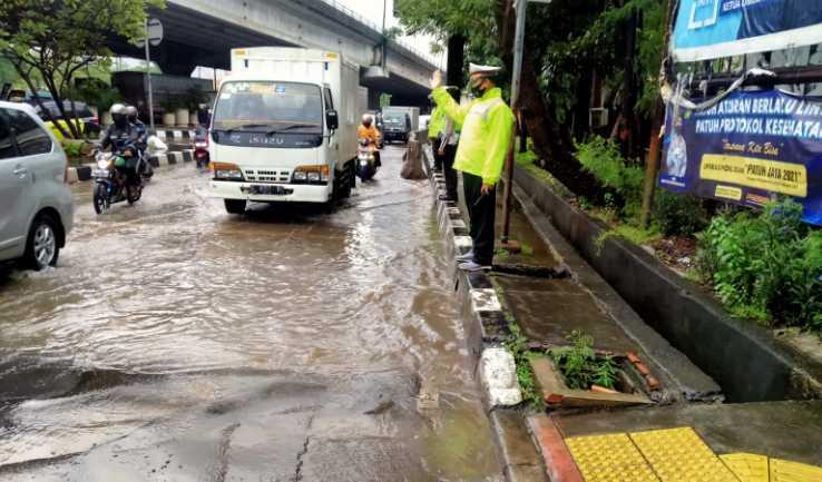 Hujan Awet, Sejumlah Jalan di Jakarta Tergenang