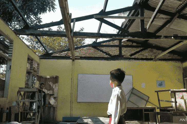 Ya Ampun, Atap Sekolah Digondol Maling!