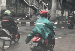 Jangan Pakai Jas Hujan Ponco saat Berkendara, Bahaya!