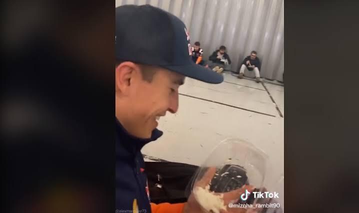 Jajal Sirkuit Mandalika, Marc Marquez Makan Nasi Kotak? Cek Faktanya