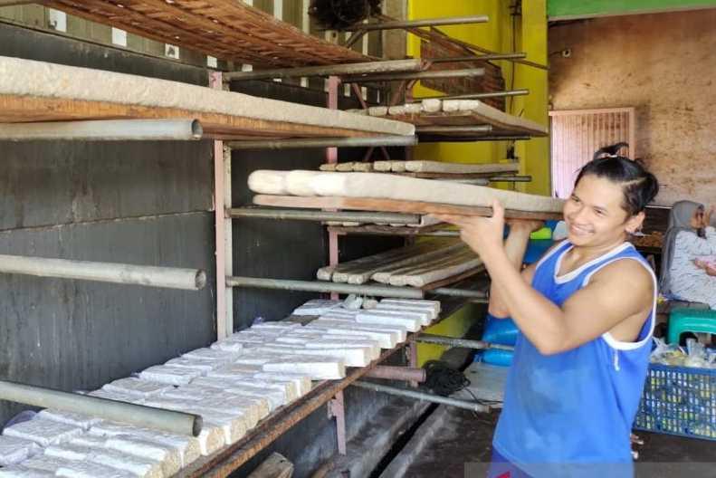 Kedelai Mahal, Perajin Tempe Kurangi Produksi dan Ukuran