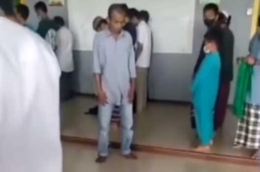 Aneh, Salat Membelakangi Imam, Ditegur Malah Ngamuk