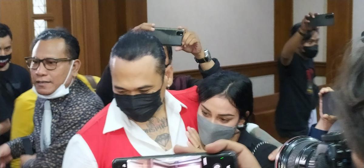 Jerinx Peluk Istri Jelang Sidang Vonis, Nora: Kamu Bebas, Kita Fokus Bayi Tabung