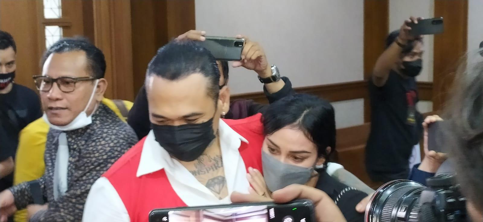 Jerinx Peluk Istri Jelang Sidang Vonis, Nora: Kamu Bebas, Kita Fokus Bayi Tabung