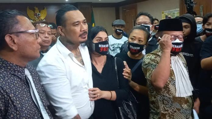 Jerinx Divonis 1 Tahun Penjara, Nora: Semoga Suami Saya Tetap Kuat
