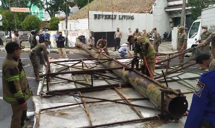 Akibat Angin Kencang, 2 Pemotor di Kota Bandung Tertimpa Papan Reklame