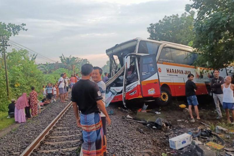 Innalillahi, Sebuah Bus Berisi Penumpang Dihantam Kereta di Tulungagung