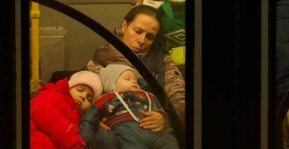 Bikin Mewek, Seorang Ayah Terpaksa Titipkan Anak ke Orang Asing untuk Berperang Lawan Rusia