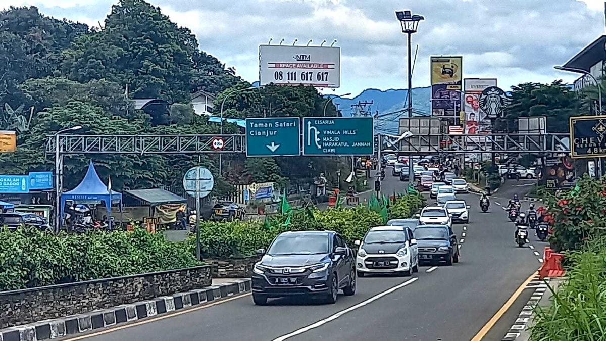 Pantesan Macet 17 Jam, 82 Ribu Kendaraan Serbu Puncak Weekend Kemarin