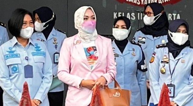 Bak Burung Lepas dari Sangkar, Angie Langsung Muter-muter Jakarta Usai Keluar Penjara