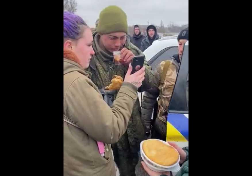 Video Tentara Rusia Menyerah dan Menangis, Warga Ukraina Memberinya Makan