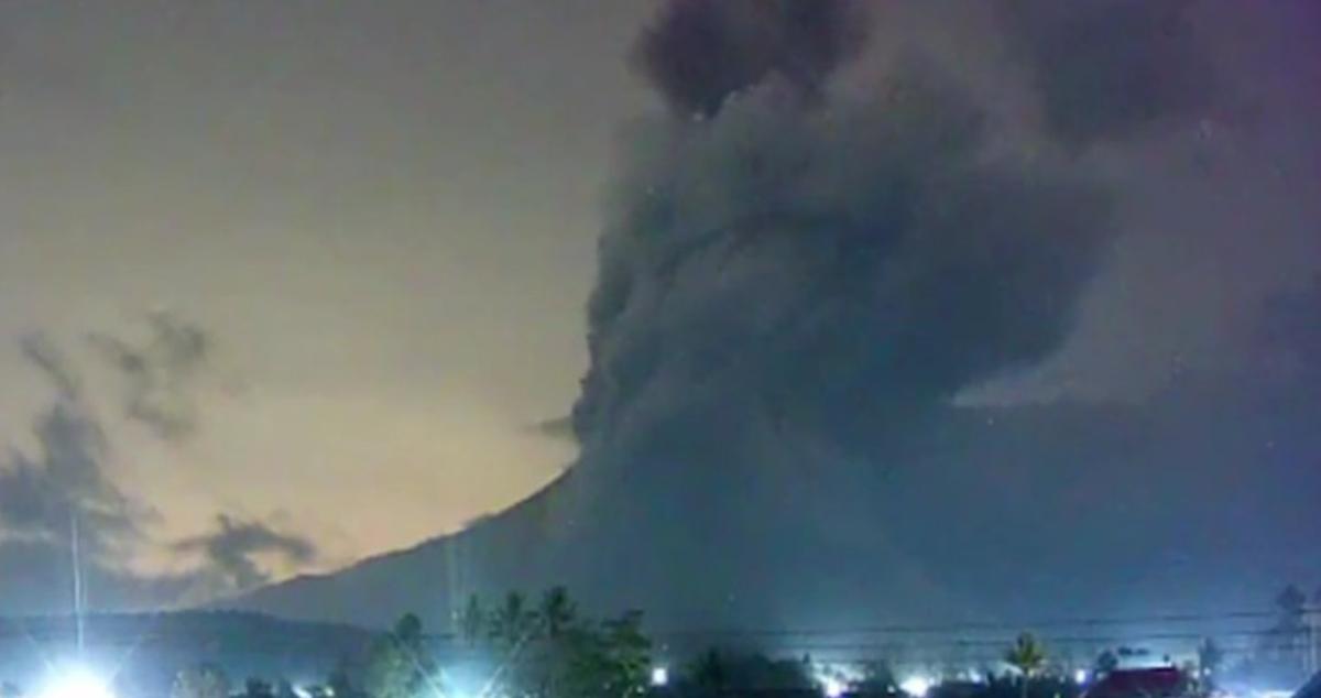 Gunung Semeru Kembali Semburkan Awan Panas Guguran Hingga Terjadi Hujan Abu