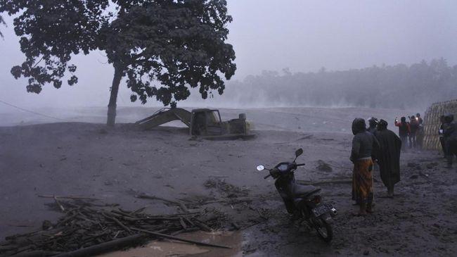 Evakuasi Warga Terdampak Banjir Lahar Dingin Gunung Semeru Terpantau Dramatis