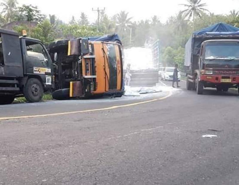 Astaga Truk Terguling di Tol Jagorawi, Kemacetan Mengular Sampai Seribu Meter