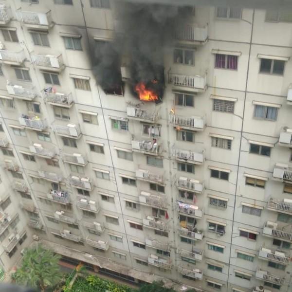 Tolong.. Apartemen di Pulogadung Kebakaran, 11 Mobil Damkar Diterjunkan