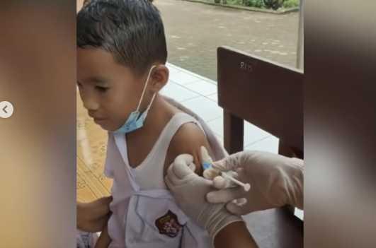 Viral Video Bocah SD Punya Ilmu Kebal, Jarum Vaksin Covid-19 Enggak Tembus!