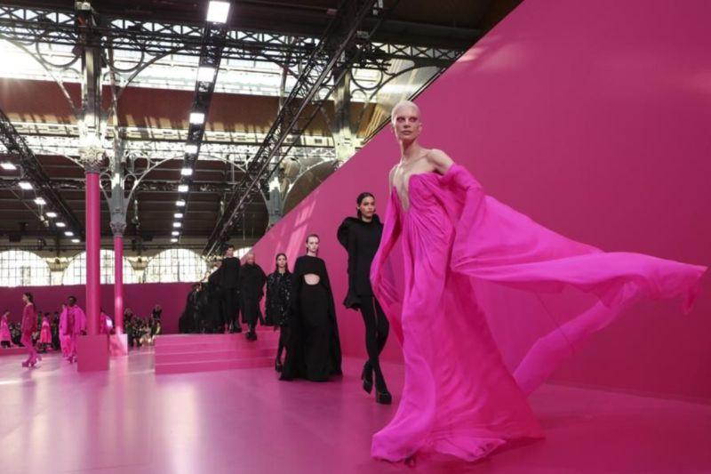 Valentino Boyong Koleksi Busana Serba Pink ke Paris Fashion Week 2022